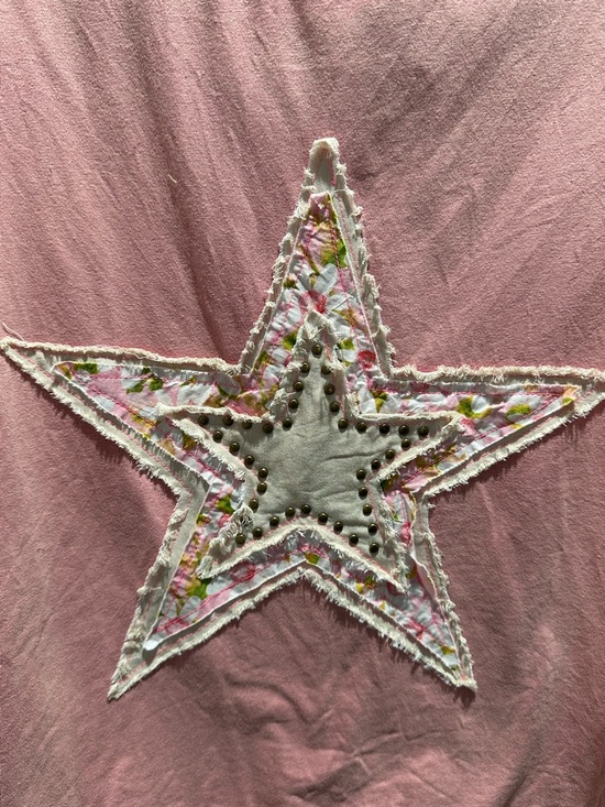 NWT- Easel mineral-washed cotton top, and a prominent floral star patch. - Picture 3 of 6